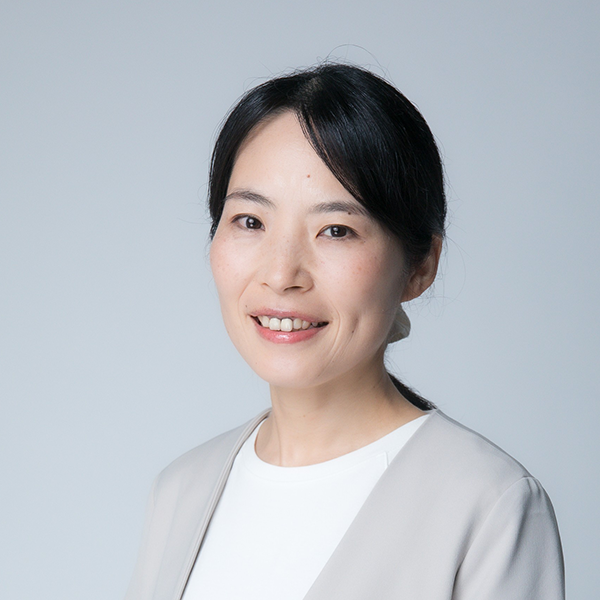 吉田里衣 氏